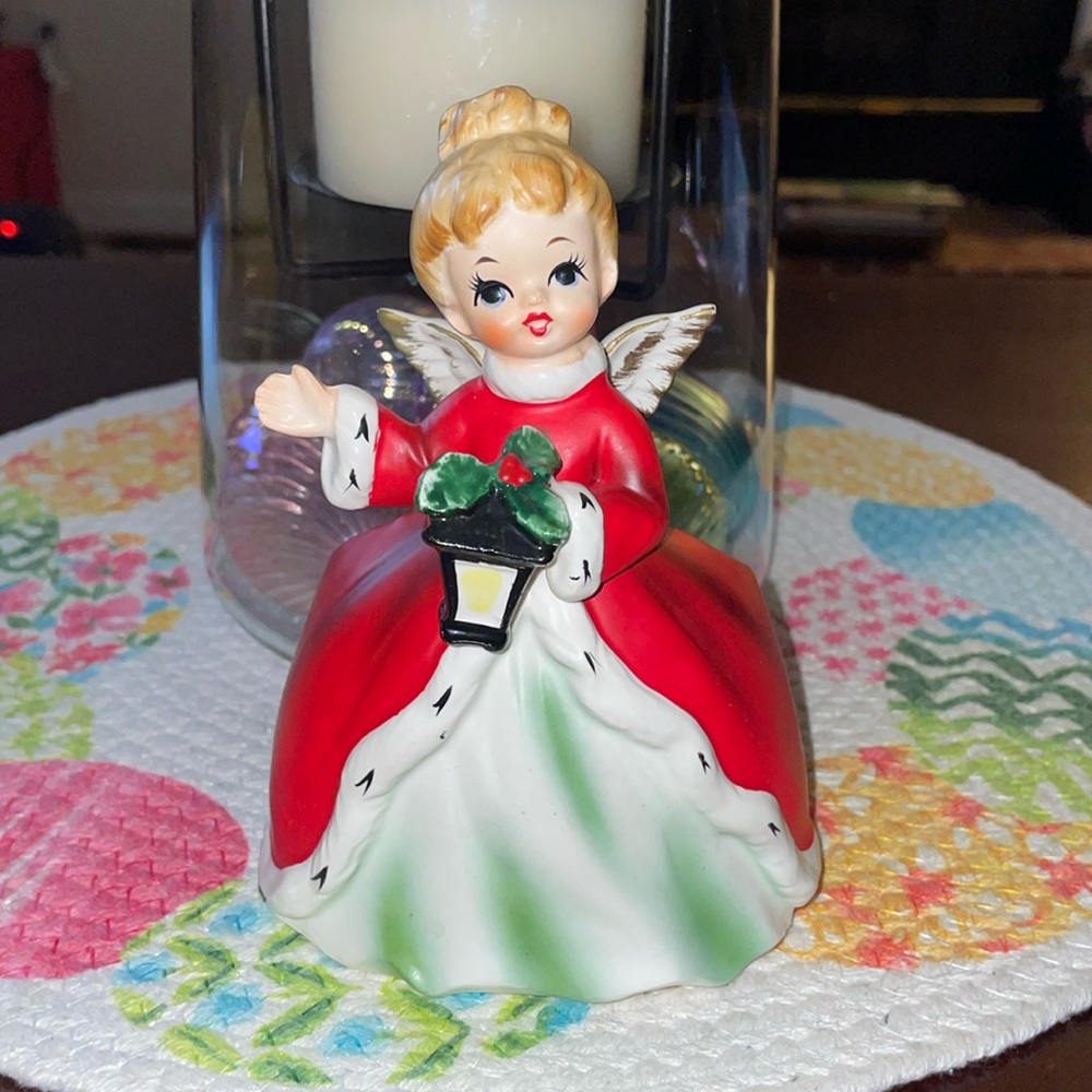 Vintage Napcoware Cmas Angel Holding Lantern Planter!